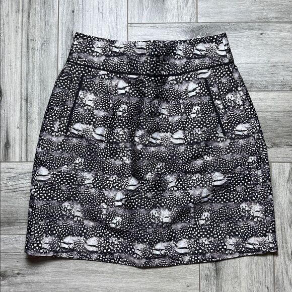 J. Crew Women's Black Gray Feather Print A Line Mini Skirt Size 0 - Picture 1 of 6